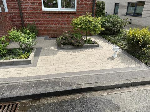 Gereinigte gepflasterte Einfahrt vor einem Wohnhaus